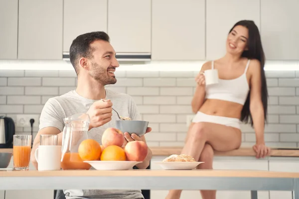 Glückliches verliebtes Paar beim Frühstück zu Hause — Stockfoto
