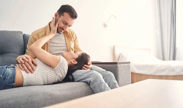 Sonriente jovencita relajándose de rodillas de su marido — Foto de Stock