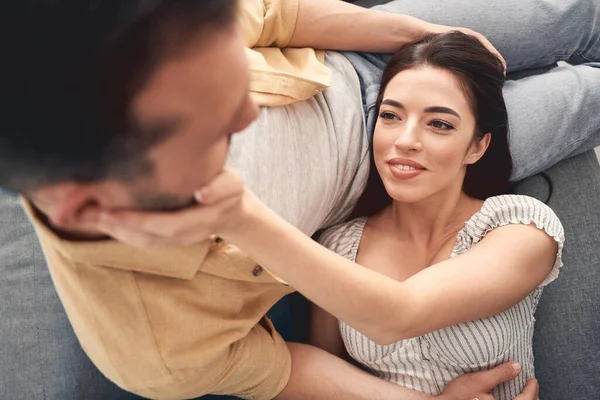 Feliz pareja casada pasando tiempo libre juntos en el interior — Foto de Stock