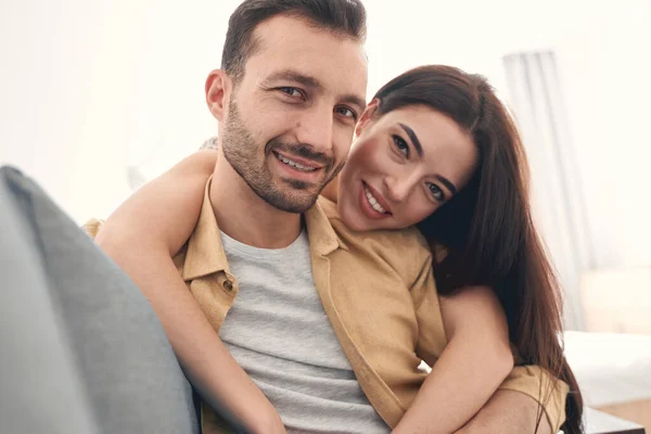 Lächelnder junger Mann und Frau, die sich mit Liebe glücklich umarmen — Stockfoto