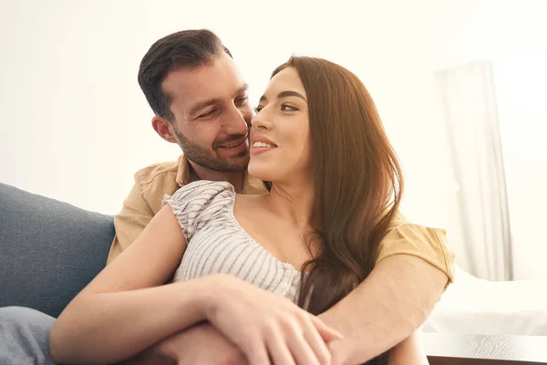 Belo casal apaixonado ter data romântica em casa — Fotografia de Stock