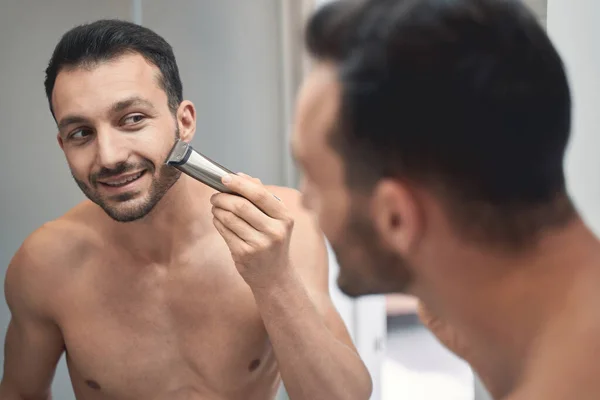 Щасливий м'язистий молодий чоловік обрізає тулуб на обличчі — стокове фото