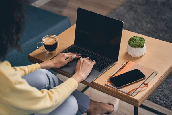 Empresaria moderna que trabaja en la oficina — Foto de Stock