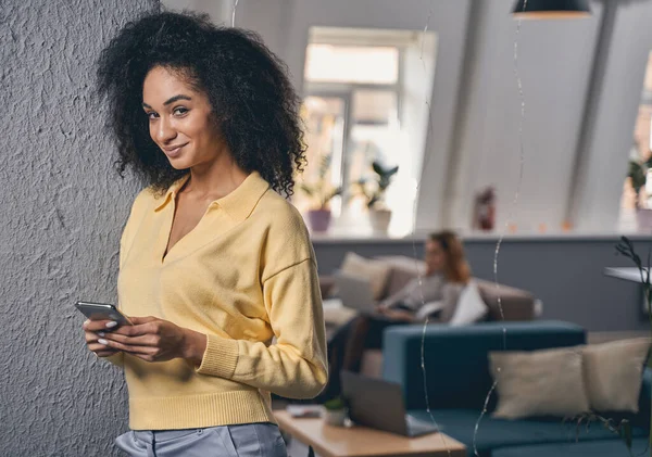 Mujer sosteniendo un smartphone con ambas manos — Foto de Stock