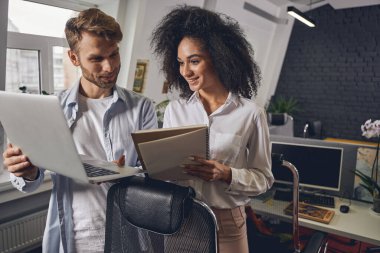 Gülümseyen iş kadını bilgisayar ekranına bakıyor.