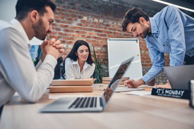 Ortaklar yeni projeyle birlikte çalışıyorlar.