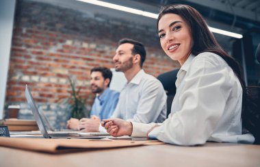 Ortaklar modern ofiste birlikte çalışıyorlar.