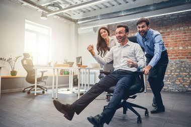 Heyecanlı takım arkadaşları eğleniyor ve gülüyorlar.