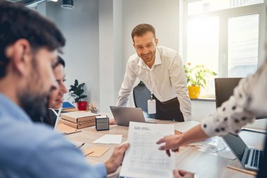 Takım arkadaşları toplantı odasında iş geliştirme fırsatlarından bahsediyorlar.