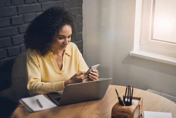 Lächelnde junge Dame sitzt am Schreibtisch — Stockfoto