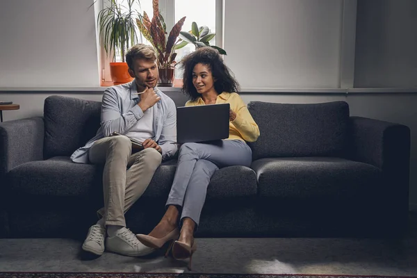 Sonriente dama mirando a su compañero de trabajo — Foto de Stock