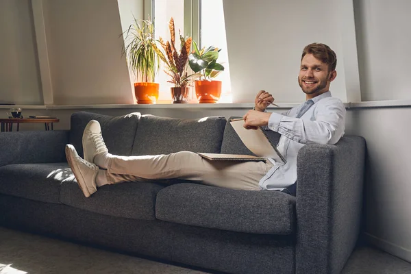 Jungunternehmer arbeitet in seinem modernen Büro — Stockfoto