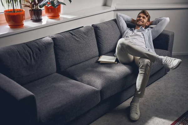 躺在沙发上向上看的男性创业者 — 图库照片
