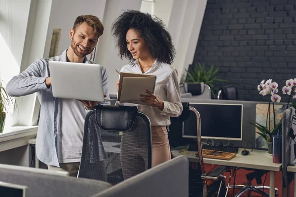 Jovem apontando para sua tela do laptop — Fotografia de Stock