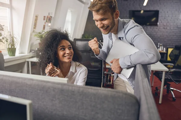 Hombre de pie junto a una mujer sonriente — Foto de Stock