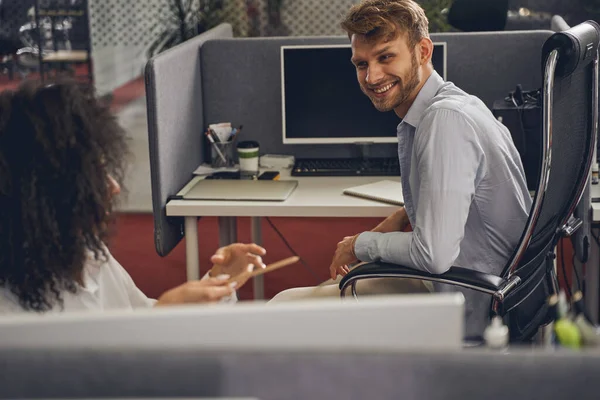 Joven de espíritu alto mirando a su compañero de trabajo — Foto de Stock