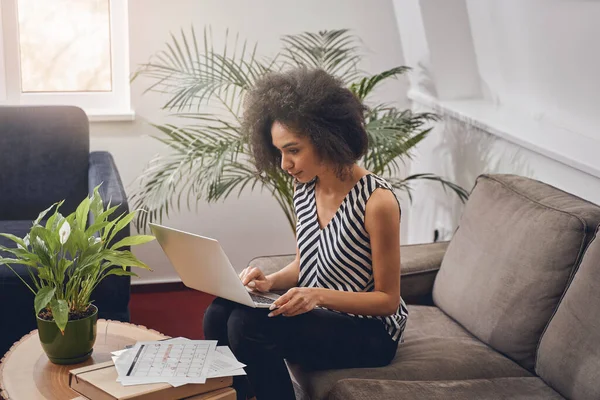 Ernsthafte Frau starrt auf ihren Computermonitor — Stockfoto