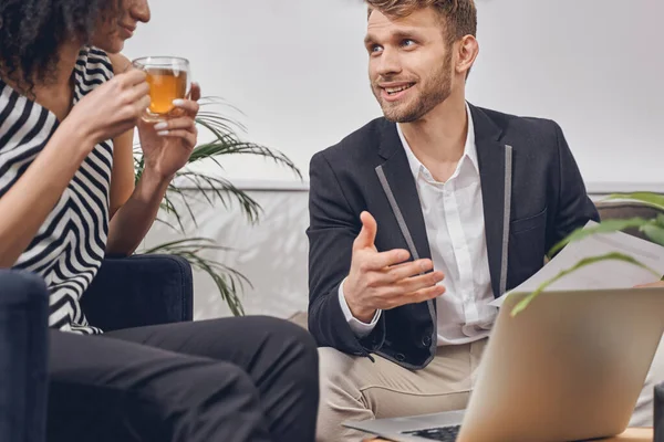 Empresário masculino conversando com sua colega — Fotografia de Stock