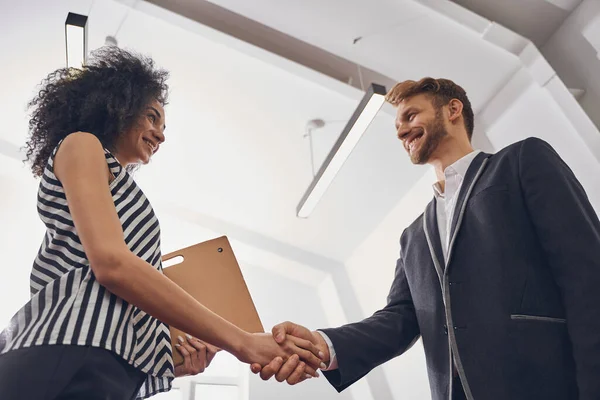 Dois empresários sorridentes cumprimentando uns aos outros — Fotografia de Stock