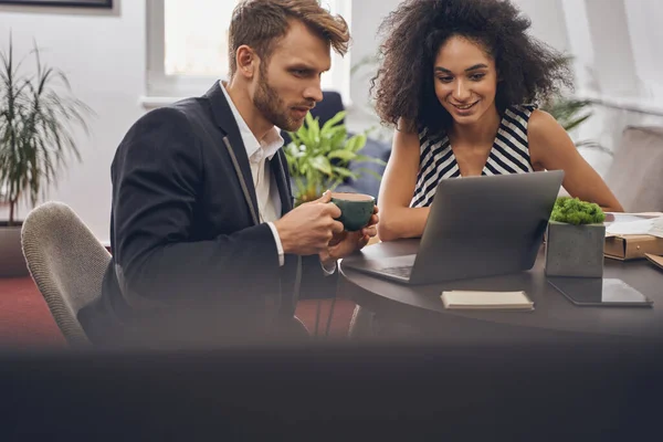 Dois empresários sentados na mesa — Fotografia de Stock