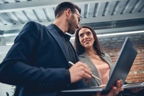 Felices colegas con aparatos mirándose el uno al otro — Foto de Stock