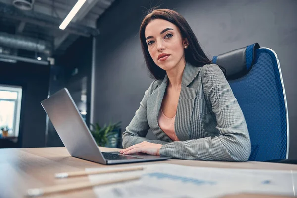 사무실에서 노트북 컴퓨터로 일하는 여성 사업가 — 스톡 사진