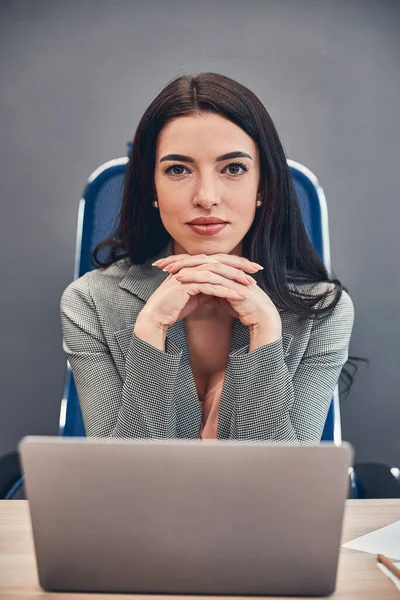 Femeie manager în jachetă gri care lucrează la laptop — Fotografie, imagine de stoc
