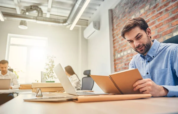 Jeunes employés travaillant dans des ordinateurs de bureau — Photo