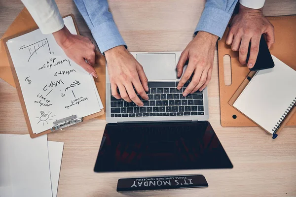 Händerna på medarbetare skriva på bärbar dator, hålla smartphone och Urklipp — Stockfoto
