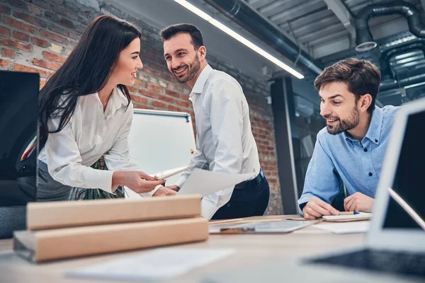 Junge Kollegen arbeiten gemeinsam an Dokumenten — Stockfoto