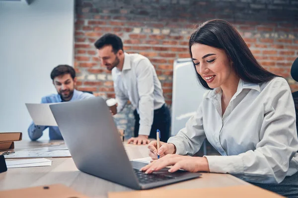 Colegas felizes trabalhando no projeto de startup no escritório moderno — Fotografia de Stock