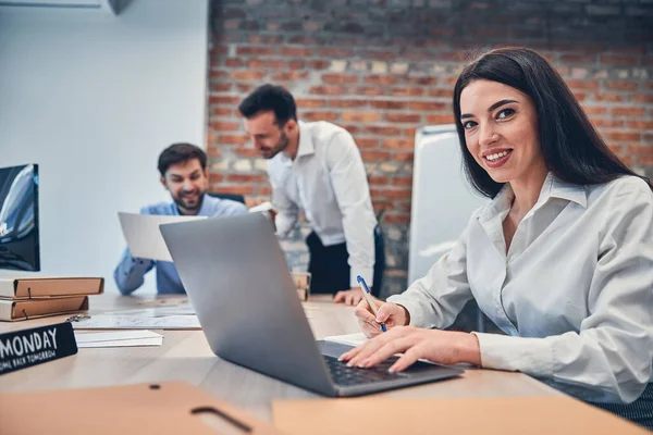 Unga kollegor som arbetar med uppstartsprojekt på modernt kontor — Stockfoto