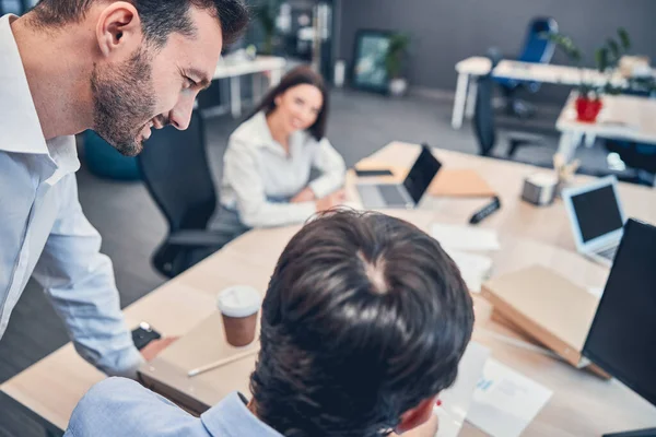 Compañeros de trabajo que trabajan en oficinas modernas, discutiendo temas de negocios de la empresa — Foto de Stock