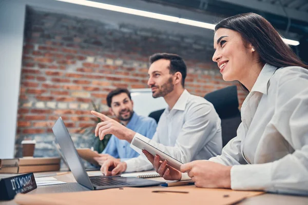 Los gerentes están trabajando juntos en la sala de reuniones — Foto de Stock