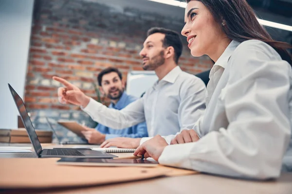 Partners werken in een modern kantoor tijdens het bespreken — Stockfoto