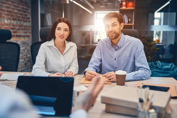 Manager seduti alla scrivania dell'ufficio con laptop — Foto Stock