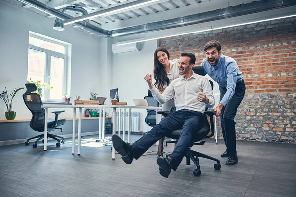 Mutlu iş arkadaşları içeride eğleniyor.