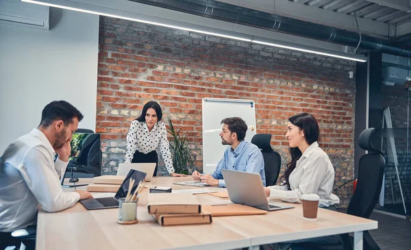 Gerentes discutiendo la presentación del proyecto de negocio con el jefe en la oficina — Foto de Stock