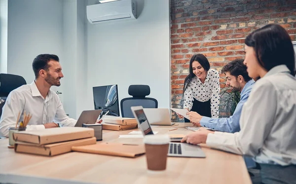 Collèges discutant de la présentation du projet d'entreprise ensemble — Photo