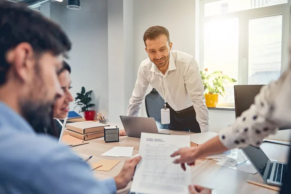 Teamgenoten praten over business development mogelijkheden in de vergaderzaal — Stockfoto