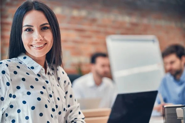 Sorrindo chefe do sexo feminino está trabalhando no escritório — Fotografia de Stock