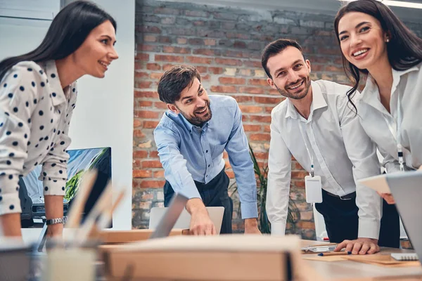 Compañeros discutiendo detalles del nuevo contrato en interiores — Foto de Stock