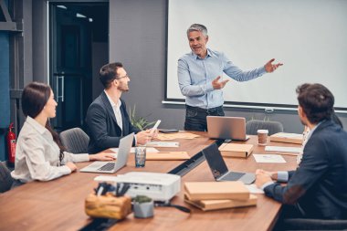 Yöneticiler ofiste patronla yeni başlatılan projeyi tartışıyor