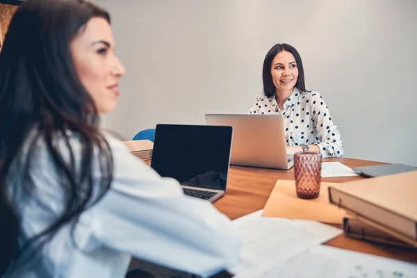 Frauen sitzen im Büro und arbeiten zusammen — Stockfoto