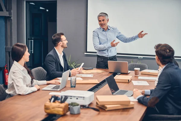 Gerentes discutiendo nuevo proyecto de startup con el jefe en la oficina — Foto de Stock