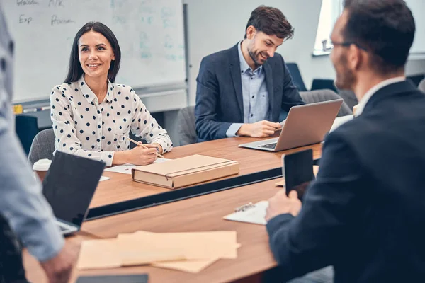 Compagni di squadra che lavorano in ufficio e utilizzano gadget e documenti — Foto Stock