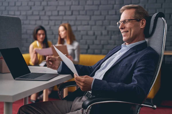 Positivo encantado homem pessoa trabalhando com prazer — Fotografia de Stock