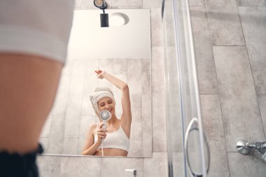 Genç bayan banyoda eğleniyor.