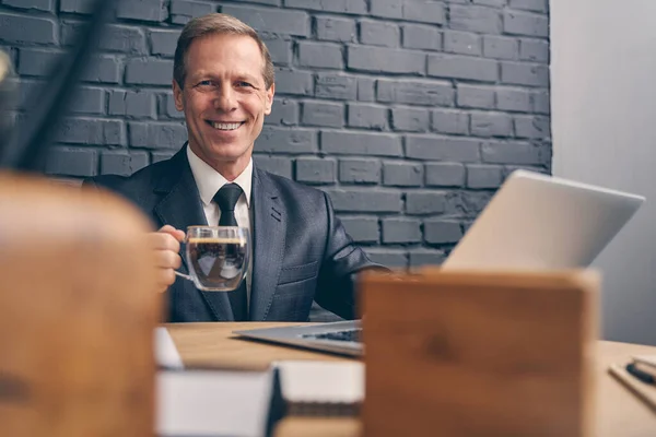 Stilig äldre man poserar framför kameran — Stockfoto