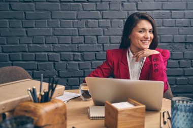 Muhteşem esmer kadın doğrudan kameraya bakıyor.